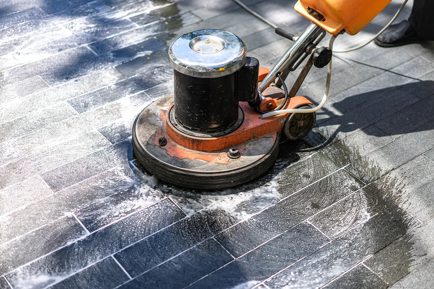 Top Clean Crew - Arbeiter bei der Bodenreinigung